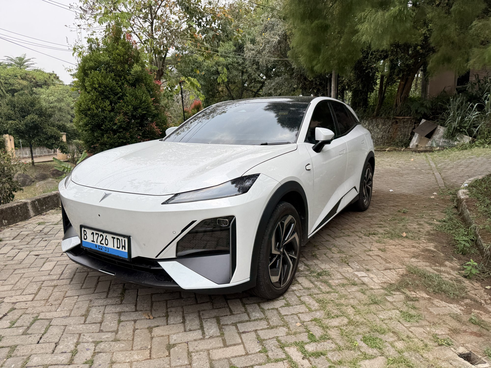 Tampak depan serong: SUV yang tajam di detail.