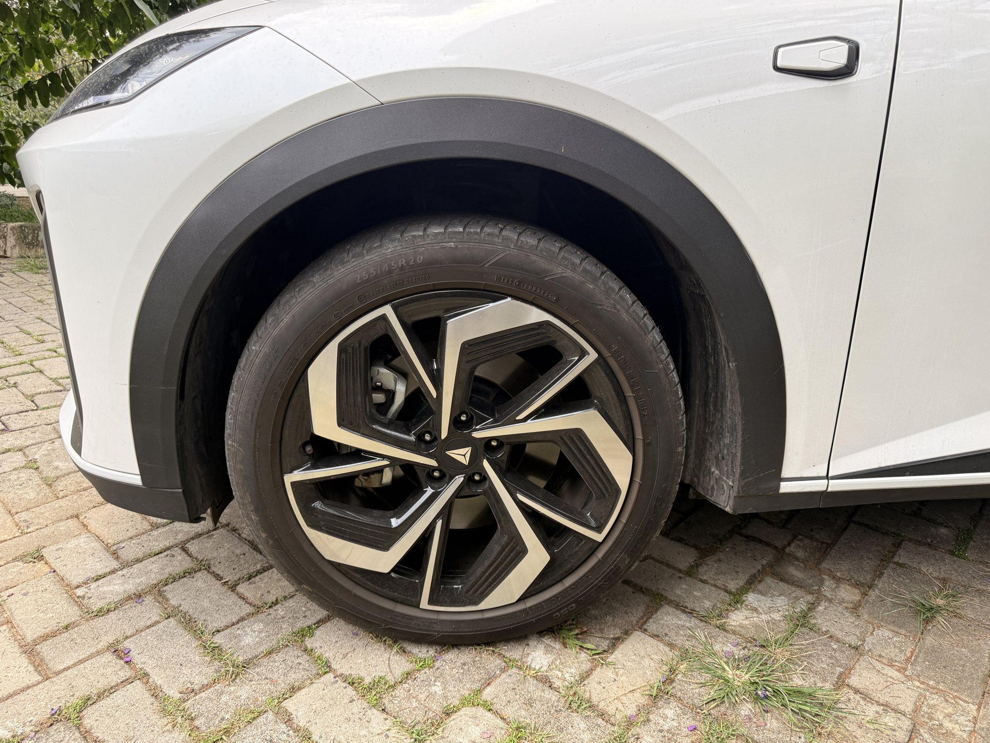 Velg aloi 20 inci dengan ban 255/45 R20.