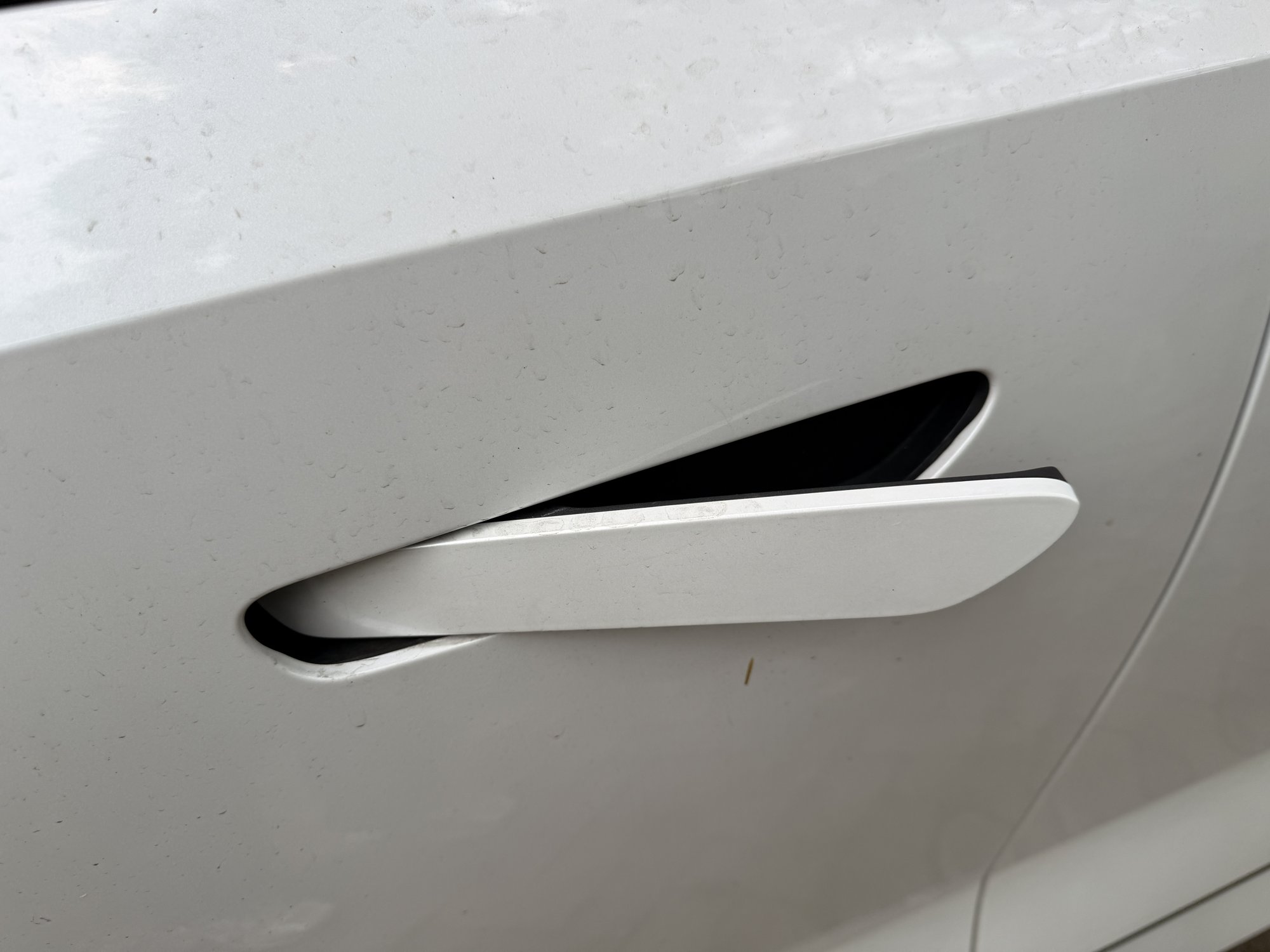 Gagang pintu yang rata dengan bodi dan menyembul saat dibutuhkan.
