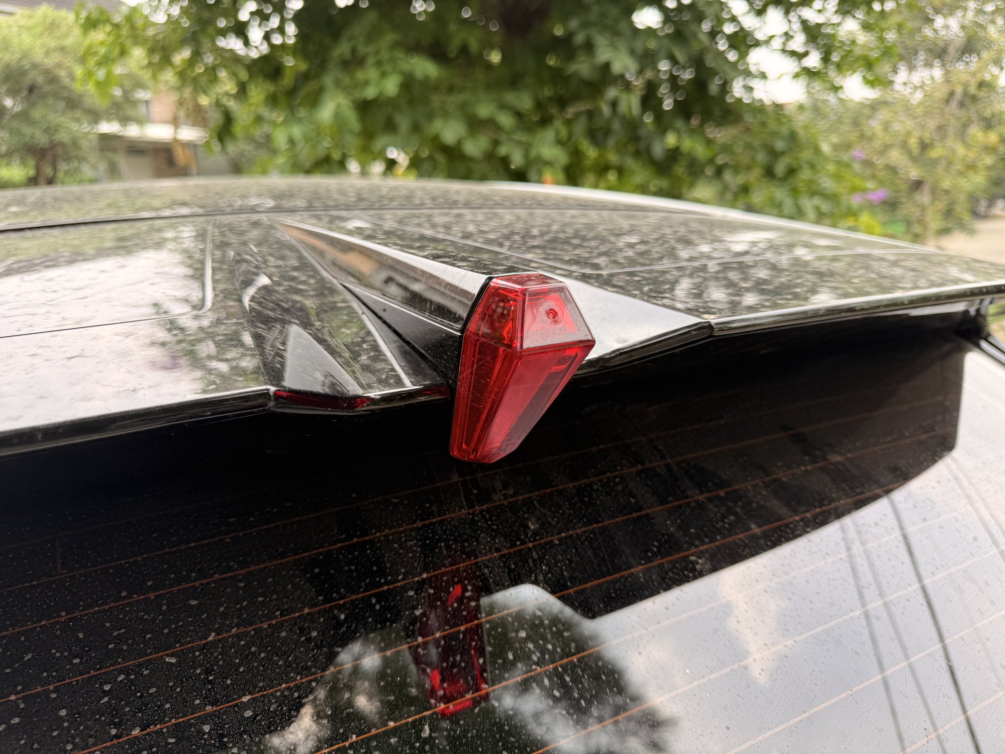 Lampu rem tambahan di atas spoiler belakang.