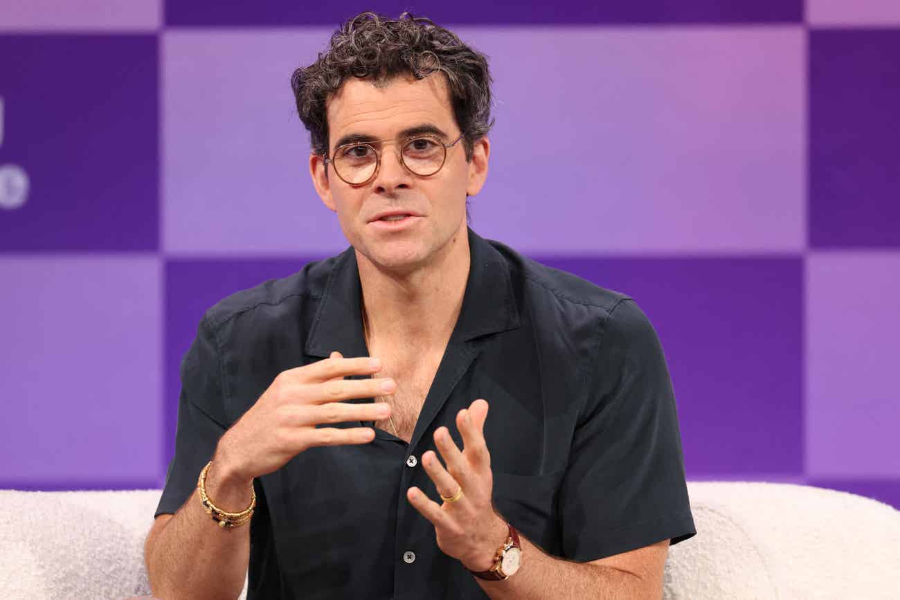 Adam Mosseri, kepala Instagram, berbicara di panggung berlatar ungu