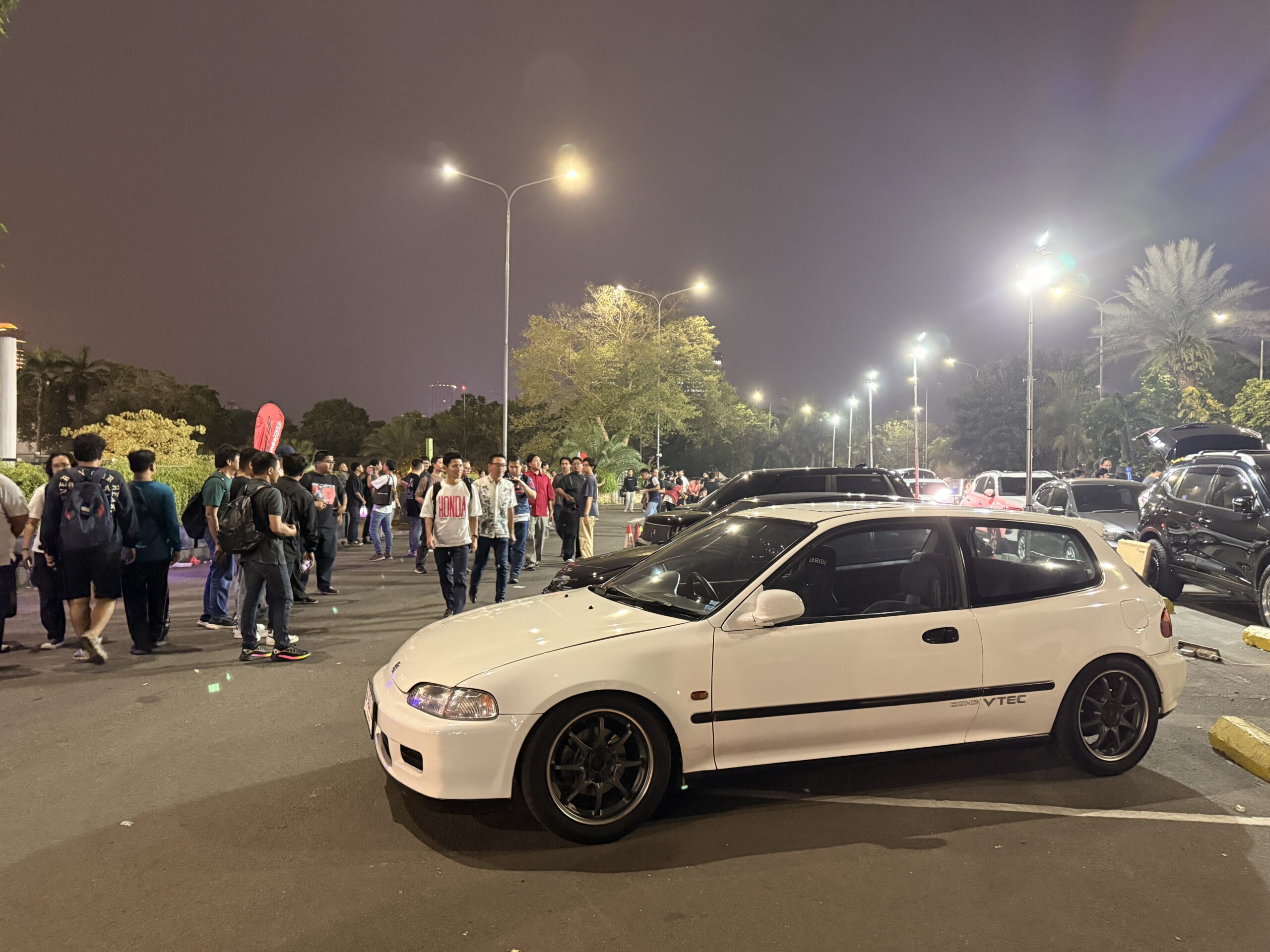 Honda Civic Estilo putih berlabel DOHC VTEC di parkiran Senayan Park