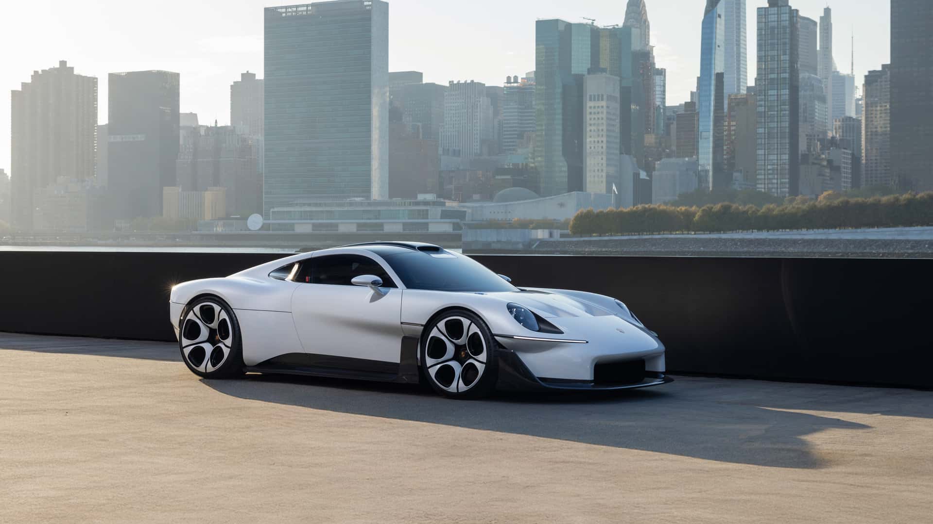 Porsche Mission S berlatar gedung-gedung New York