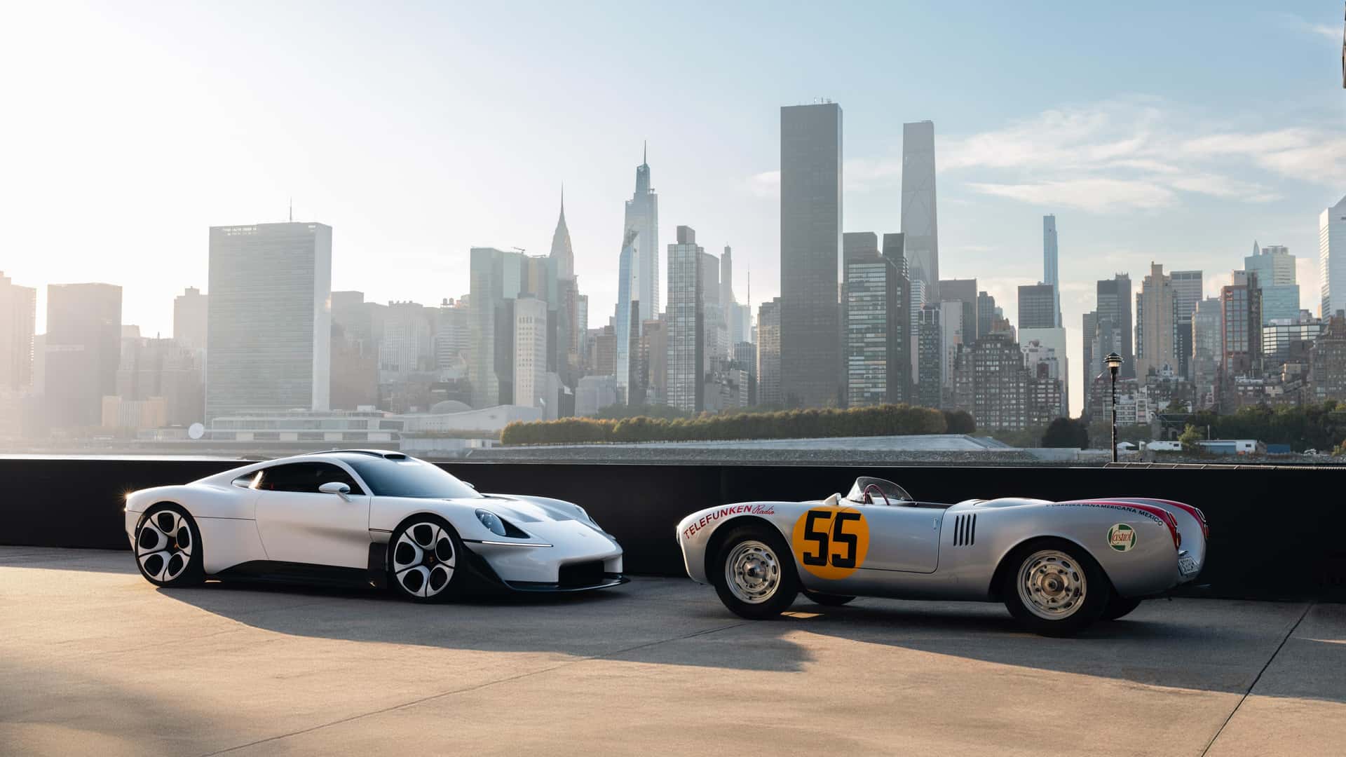 Porsche Mission S bersanding dengan Porsche Spyder klasik bernomor 55